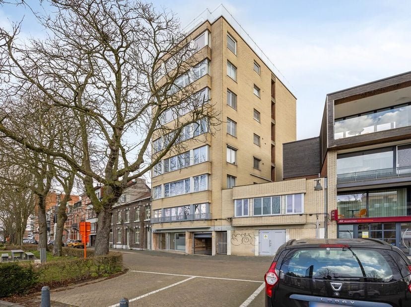 Welkom op het Kolonel Dusartplein in Hasselt!&lt;br /&gt;
&lt;br /&gt;
Ben je op zoek naar een ruim, energiezuinig appartement op een toplocatie in Hasselt? Dan h