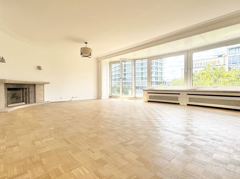 Situé sur la prestigieuse Avenue Louise, ce spacieux et lumineux appartement de 185 m², au 5 étage, offre un cadre de vie exceptionnel alliant confort