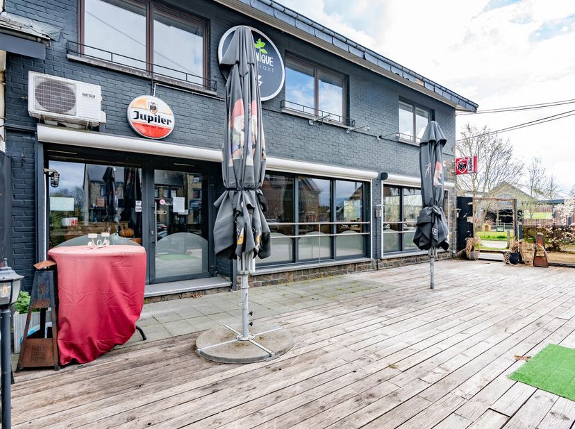 Zeldzame kans voor restauranthouders!Immo By Julie heeft het genoegen u deze volledig uitgeruste zaak voor te stellen, ideaal gelegen in Manhay, langs