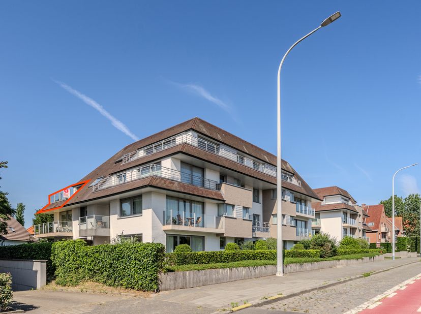 Instapklaar appartement met twee slaapkamers te koop te Nieuwpoort, gelegen op de tweede en derde verdieping van de Residentie Delvaux op slechts 800m