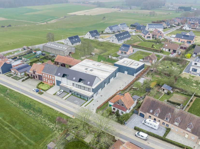 Nieuwbouw KMO-unit te koop van ca. 259 m² op de site Kampagne in Wijtschate. Gelegen op 10 minuten van het centrum van Ieper.&lt;br /&gt;
Specificaties: &lt;br