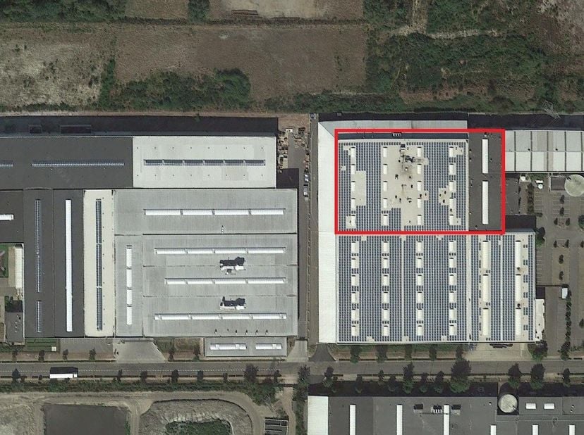 Unit 1 bestaat uit 5574m² opslagruimte en 1438m² buitenruimte onder luifel. Constructie bestaat uit een stalen frame. De vrije hoogte bedraagt 9m en e