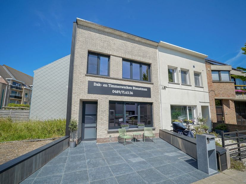 Mooi gerenoveerde woning in het gegeerde Mariakerke met 2 slaapkamers, zonneterras en koer! Deze woning werd recent gerenoveerd en onder meer voorzien