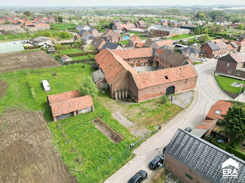 Deze karaktervolle vierkansthoeve is gelegen in het landelijke Groot-Gelmen en heeft een bewoonbare oppervlakte van 361m² (volgens opgave EPC). Deze h