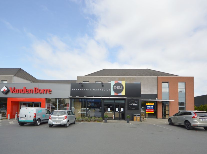 Top gelegen baanwinkel op de gekende Gentsesteenweg, nabij Maxi Zoo, Vandenborre, Ixina Keukens, Krëfel, Bioplanet, Delhaize, … &lt;br /&gt;
Dit pand heeft