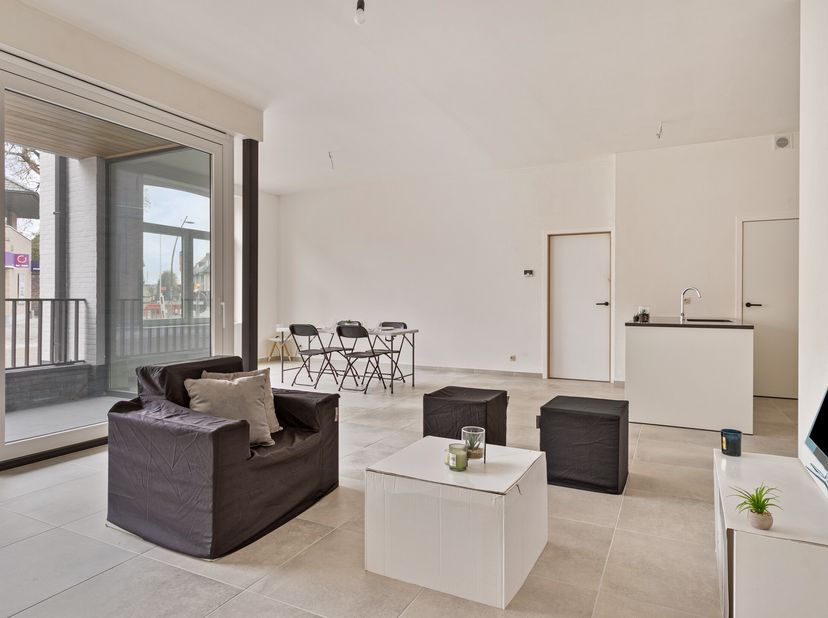 Dit gelijkvloers nieuwbouwappartement is gelegen in residentie Rembrandt op centrale ligging in Wielsbeke. Het afgewerkt appartement geniet van 2 kame