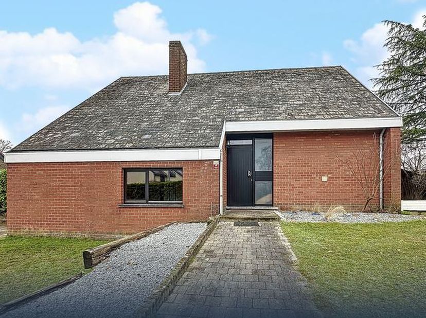 Mooie alleenstaande woning nabij het centrum van Hoeilaart. Perceel van 5a 90 ca gelegen in een doodlopende straat! &lt;br /&gt;
&lt;br /&gt;
Gelijkvloers (tegels