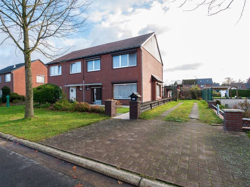 Deze te renoveren gezinswoning met 3 slaapkamers is gelegen in het rustige en aangename Boxbergheide in Genk, een ideale locatie voor wie op zoek is n
