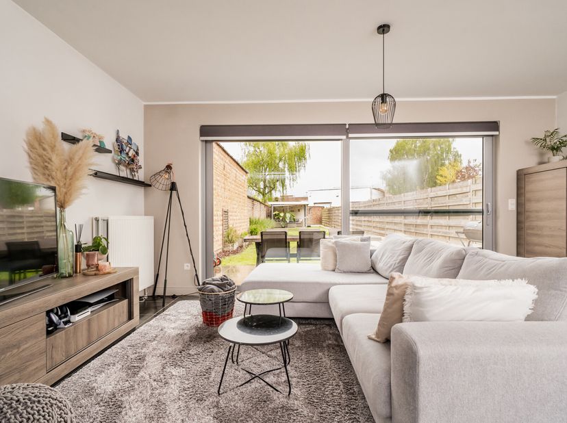 Ben je op zoek naar een instapklare duplex met twee slaapkamers, carport én ruime tuin op een uitstekende locatie? Grijp dan nu uw kans!Indeling:Via d