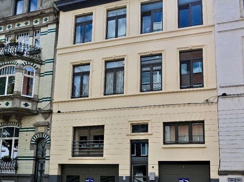 In de centraal gelegen Bel-époque wijk te Oostende op zucht van stadhuis en shopping vindt u dit volledig gerenoveerd parkeercomplex terug. Deze is on