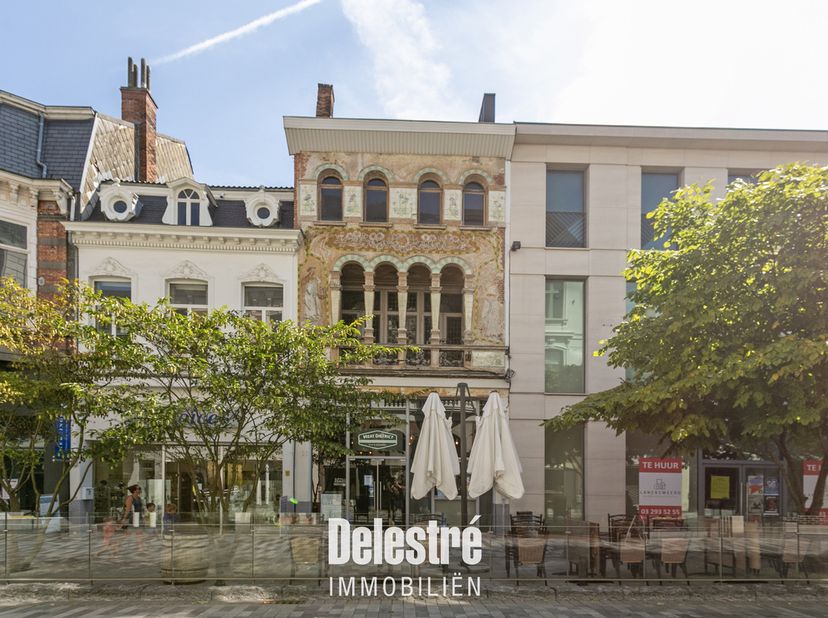 Uniek Art-nouveauwinkelhuis, gelegen in het centrum van Sint-Niklaas in de gekende Stationsstraat.  Dit pand heeft een grondoppervlakte van 260 m² + k