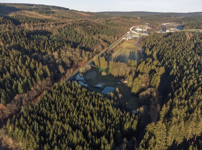 L’agence Antoine Immobilier de Stavelot vous présente en exclusivité cette opportunité exceptionnelle d’acquérir un ensemble immobilier à seulement 30
