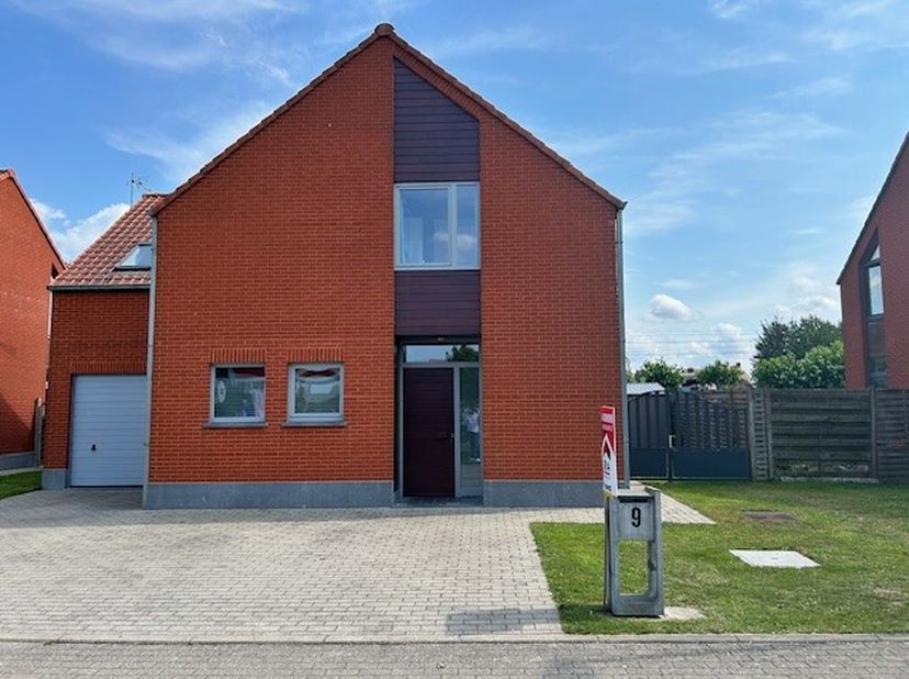 Komen : Instapklare woning op een oppervlakte van 619m² met garage en zuidgerichte tuin. Indeling Gelijkvloers: inkom, apart toilet, ruime living, ope