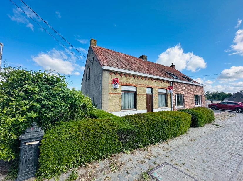 Maison jumelée à vendre à west rozebekeVous êtes à la recherche d&#039;une propriété avec du potentiel dans un environnement calme et rural ? Ce bâtiment m