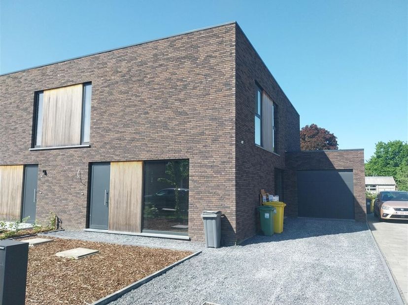 Moderne, jonge  woning op zongerichte grond van 4 are 40 ca.&lt;br /&gt;
De woning is ruim  (208 m²) en is zeer rustig gelegen op korte afstand van het cent
