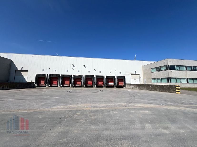 Fantastique entrepôt logistique d&#039;une superficie de 6.770 m² à louer dans la zone industrielle Heideveld et à peine à 2 km de la sortie 19 Beersel de