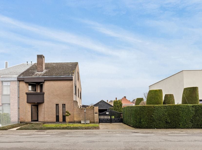 Deze instapklare en charmante woning combineert comfort, ruimte (&amp;gt; 240 m2 bewoonbaar) en een uitstekende ligging, ideaal voor gezinnen of koppels o