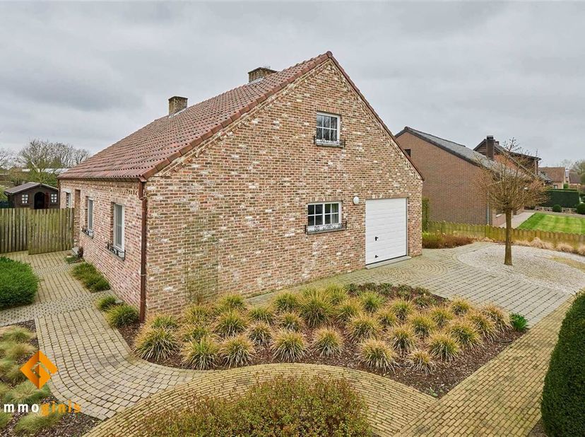 Deze zeer nette en goed onderhouden woning bevindt zich op een perceel van 10a50ca in een rustige omgeving.&lt;br /&gt;
Indeling: inkomhal, woonkamer, keuke