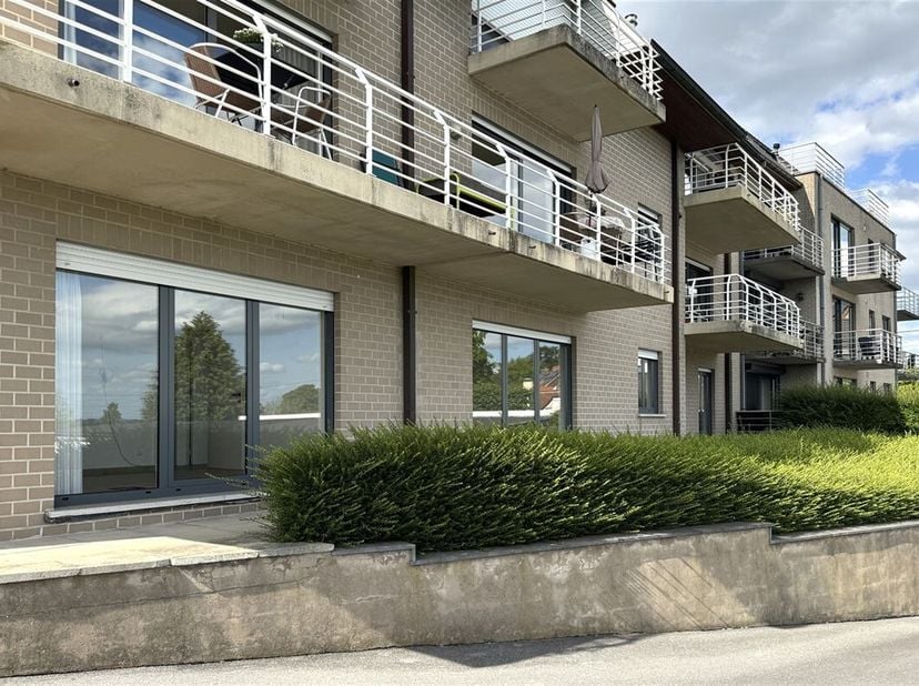 Ruim appartement met potentieel in het hart van Anzegem&lt;br /&gt;
In de Oudstrijdersstraat in Anzegem bieden wij een uitzonderlijke vastgoedopportuniteit