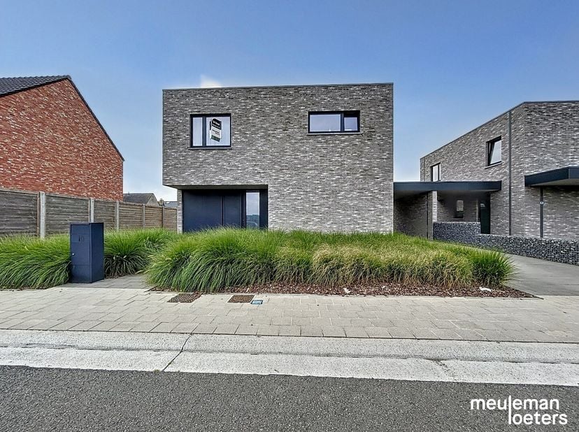 Deze ruime recente woning werd gebouwd naar de allernieuwste bouwtrends en zal kunnen genieten van een zeer energiezuinig karakter.&lt;br /&gt;
De luchtige