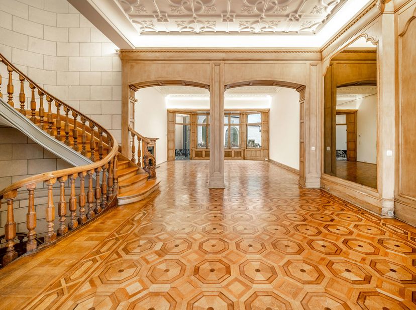 Idéalement située à deux pas de l&#039;Abbaye de la Cambre sur l&#039;avenue Franklin Roosevelt, maison et arrière maison d&#039;une superficie brute de ± 700 m² rén