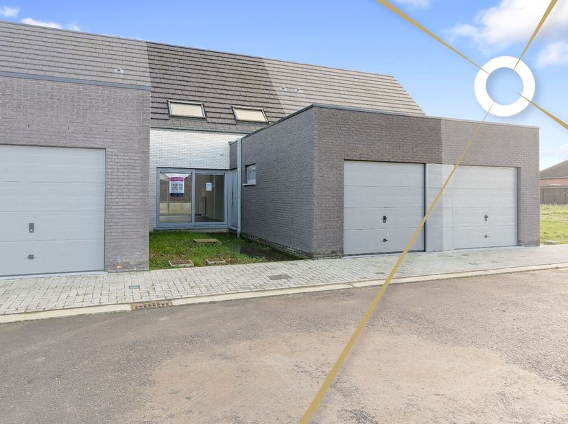 Wenst u betaalbaar te wonen in Poelkapelle?&lt;br /&gt;
Aanschouw deze gesloten bebouwing, ingedeeld in een ruime inkomhal met gastentoilet, een lichtrijke