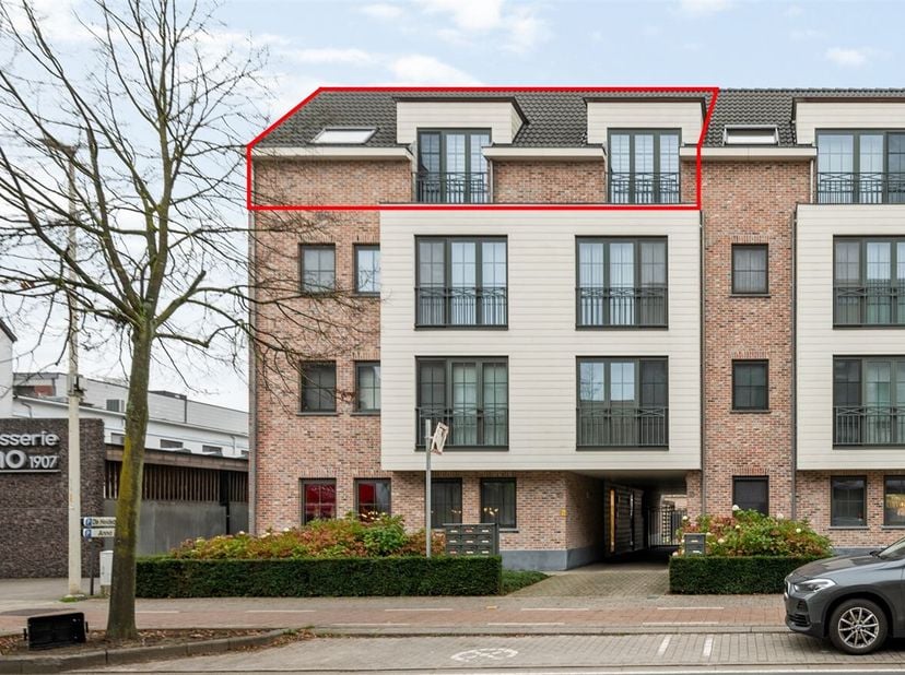 Recente penthouse met 3 slaapkamers, zonneterras en ondergrondse parking te koop. &lt;br /&gt;
Het appartement is gelegen in het centrum van Sint-Antonius Z
