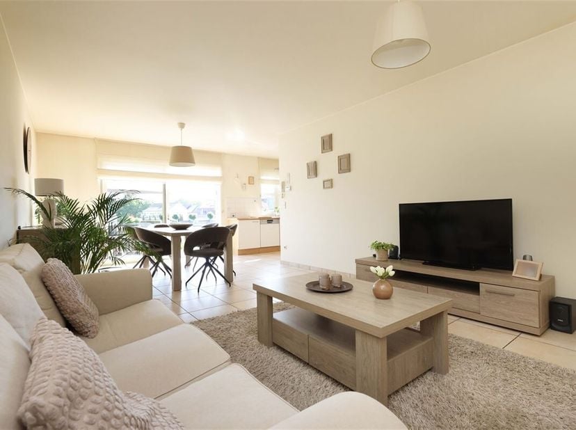 Gunstig en groen gelegen gelijkvloers appartement met 2 slaapkamers en private tuin &lt;br /&gt;
Omgeving:&lt;br /&gt;
+ Rustig gelegen in kindvriendelijke omgevi