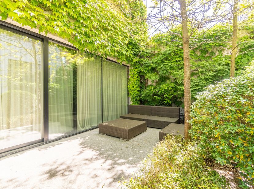 Ce superbe rez-de-chaussée/duplex de STANDING de 90m² est situé dans un bâtiment complètement rénové en 2018 ! Situé à deux pas de la place du Châtela