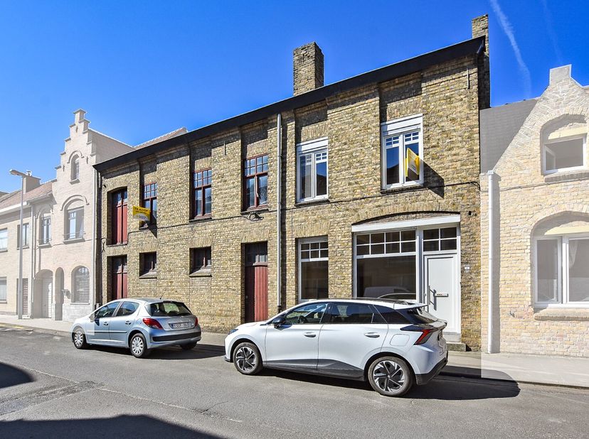 Charmante woning met opslagplaats in centrum Diksmuide!&lt;br /&gt;
Op enkele meters van de grote markt, vinden we deze eigendom met herenhuis allures.&lt;br /