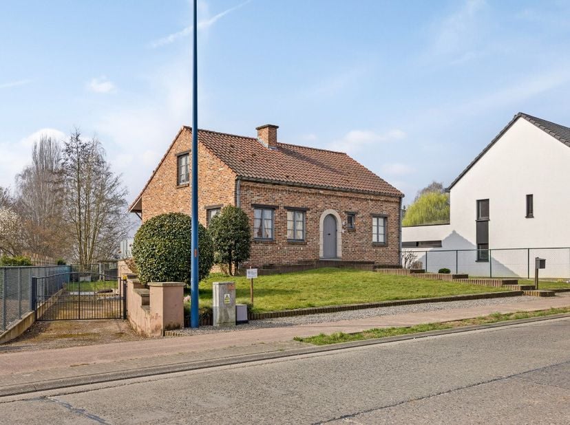Kortenaken: Woning te koop met tuin en inpandige garage In een rustige, residentiële buurt van Kortenaken bevindt zich deze goed onderhouden woning op