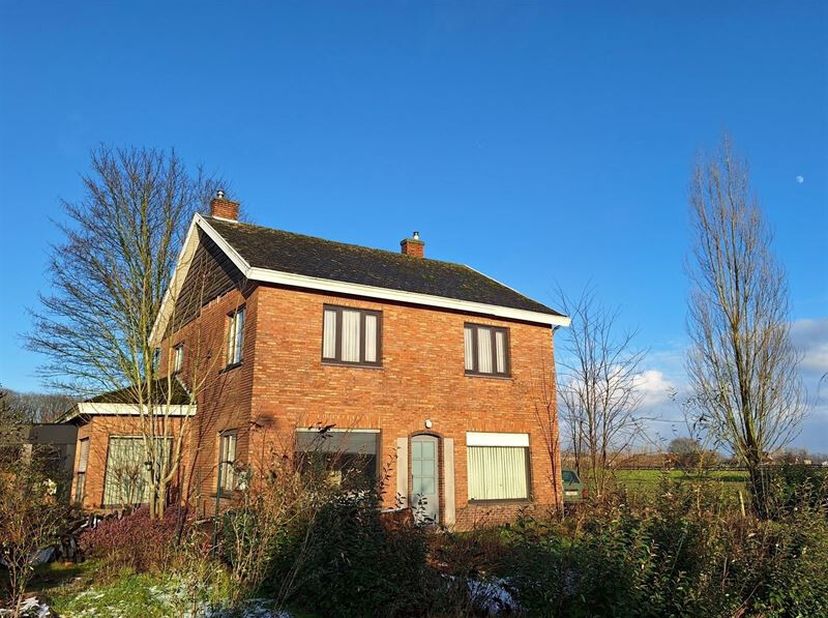 RUIME WONING MET TUIN EN HANGAR (handel).Het betreft een woning (gekadastreerd als &quot;handelshuis&quot;) met aansluitend een kleine toonzaal en ruime hangar