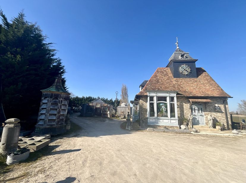 Op zoek naar een unieke, landelijk gelegen eigendom voor uw zaak? Om wonen en werken te combineren? ...? Dan is dit wat u zoekt.&lt;br /&gt;
Te Gistel vinde