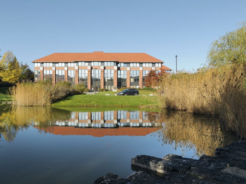 CO-WORKING/ DEELKANTOOR - prijs exclusief BTW (21%) - 12 maanden huur.&lt;br /&gt;
De ALL-IN formule is inclusief: huur, huurlasten (privé en gemeenschappel