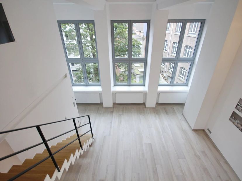 Hall d&#039;entrée avec vestiaire et toilette séparée, espace de vie (double hauteur) avec terrasse ouest de ± 12m², buanderie.&lt;br /&gt;
A l&#039;étage : 2 chambre