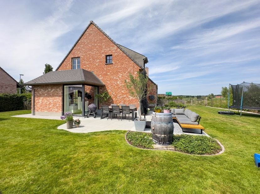 RUDDERVOORDE - STARTPRIJS  IJZERSTERK AANBOD: KWALITEITSVOLLE VILLA (EPC label A, bouwjaar 2020, 3 slaapkamers) met CARPORT en fraai aangelegde TUIN.