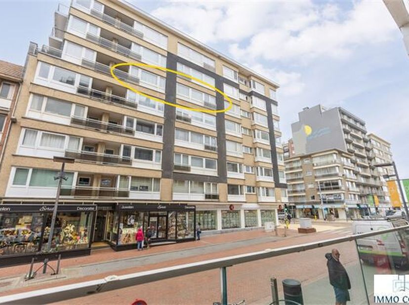 Appartement non-meuble et très spacieux de 130m² dans le centre commercial et près de la digue de mer.   Composition : hall d&#039;entrée, living très spac