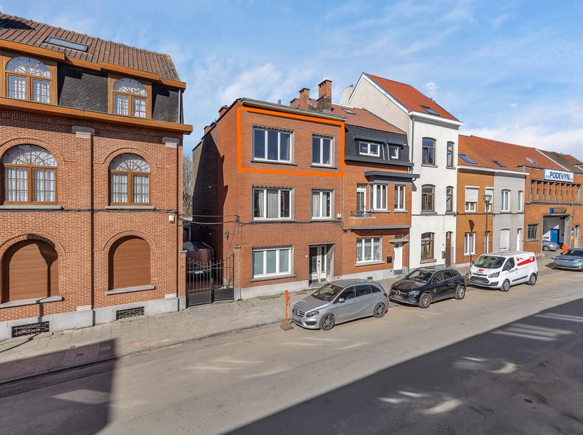 Pour plus d&#039;informations ou une visite, appelez le 0486/54.96.16 - Cet appartement prêt à l&#039;emploi est situé dans un endroit facilement accessible à A