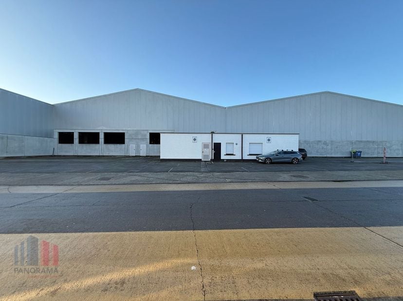 Riant bedrijfsgebouw van +- 7500 m² met magazijnruimte en kantoren te huur op uitstekende locatie op amper 800m van de Steenweg Deinze (N35). Momentee