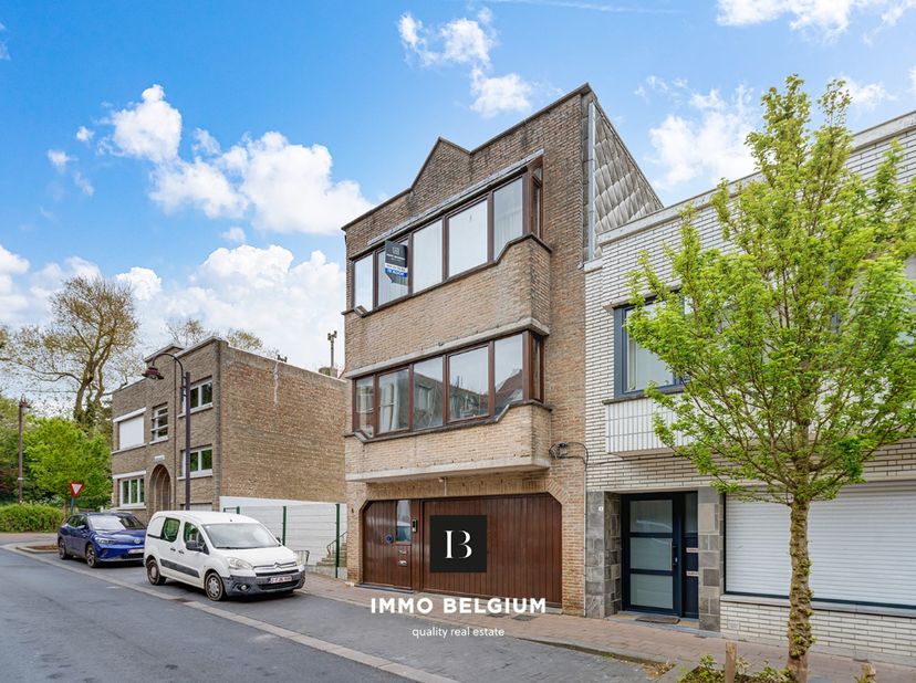 Dit appartement op de tweede verdieping van een gebouw met slechts twee wooneenheden is gelegen pal om de hoek van het centrum van De Haan, aan de ran