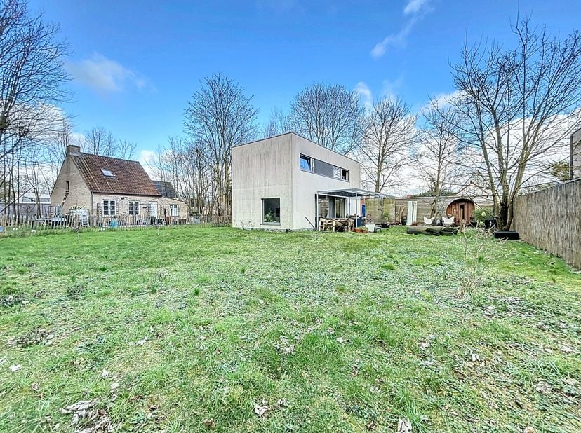 Op een rustige locatie in De Panne, doch nabij het centrum, vinden we deze moderne en energiezuinige woning met een bewoonbare oppervlakte van 122m²,