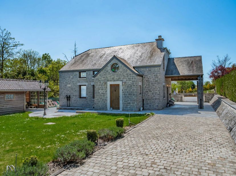 EBimmo biedt je deze prachtige villa in Noiseux (5377), een oase van rust waar comfort en elegantie in harmonie samenkomen. De villa is gebouwd in nat