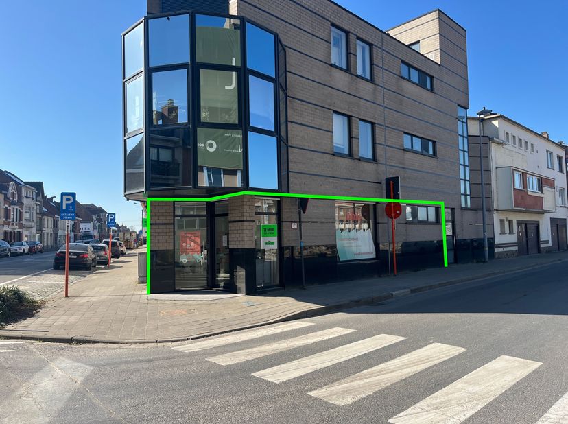 Dit uniek handelspand bevindt zich in het hart van Roeselare, op een boogscheut van de Grote Markt. Deze locatie heeft tal van mogelijkheden en door d