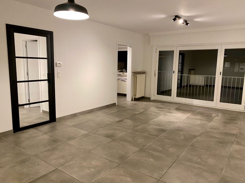 Prachtig vernieuwd appartement te huur in het centrum van Marke. Ruime inkomhal, ruime leefruimte, nieuwe moderne keuken, hangtoilet, 2 bergingen, nie