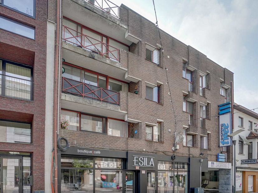 Ontdek dit ruime appartement van 100m², gelegen in het hart van Genk. Het appartement biedt een uitstekende ligging, waardoor het vlot bereikbaar is e