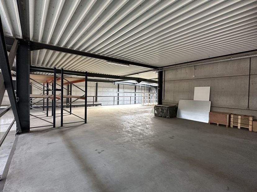 Spécifications: &lt;br /&gt;
Bureaux&lt;br /&gt;
- salle de réunion &lt;br /&gt;
- cuisine&lt;br /&gt;
- sanitaire&lt;br /&gt;
- salle de réception&lt;br /&gt;
- espace d&#039;archivage&lt;br /&gt;