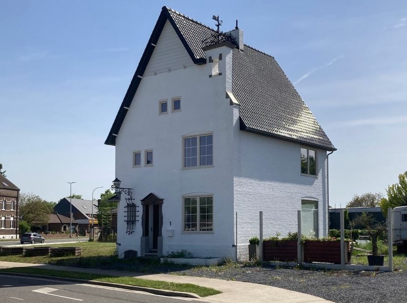 Te huur: instapklare, stijlvol gemeubelde woning met 5 slaapkamers &lt;br /&gt;
Huurperiode : 3 maanden &lt;br /&gt;
Huurprijs : 1.800 €/maand.&lt;br /&gt;
Ligging : ho