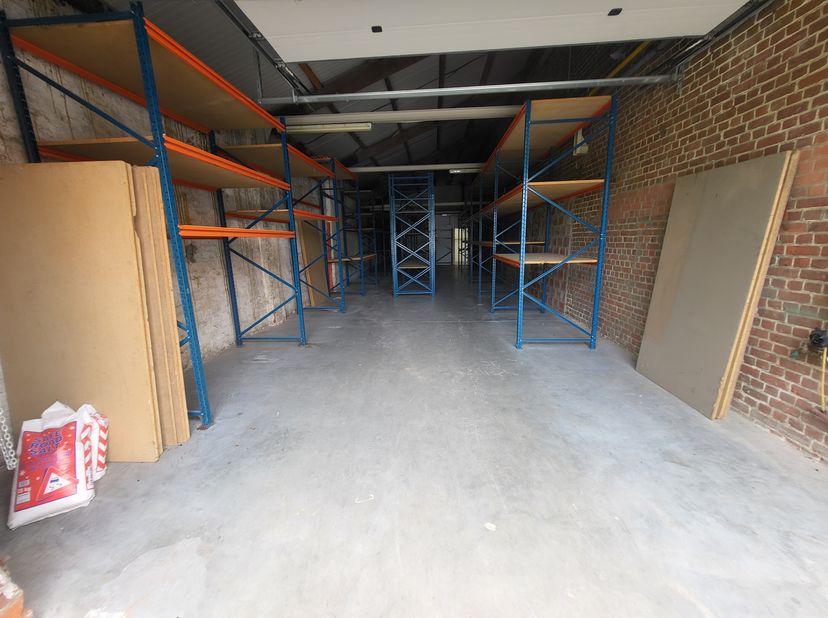 Local commercial/entrepôt situé au centre (environ 785 m²) avec 10 places de parking à louer à Aartrijke. &lt;br /&gt;
MISE EN PAGE:&lt;br /&gt;
- Surface totale