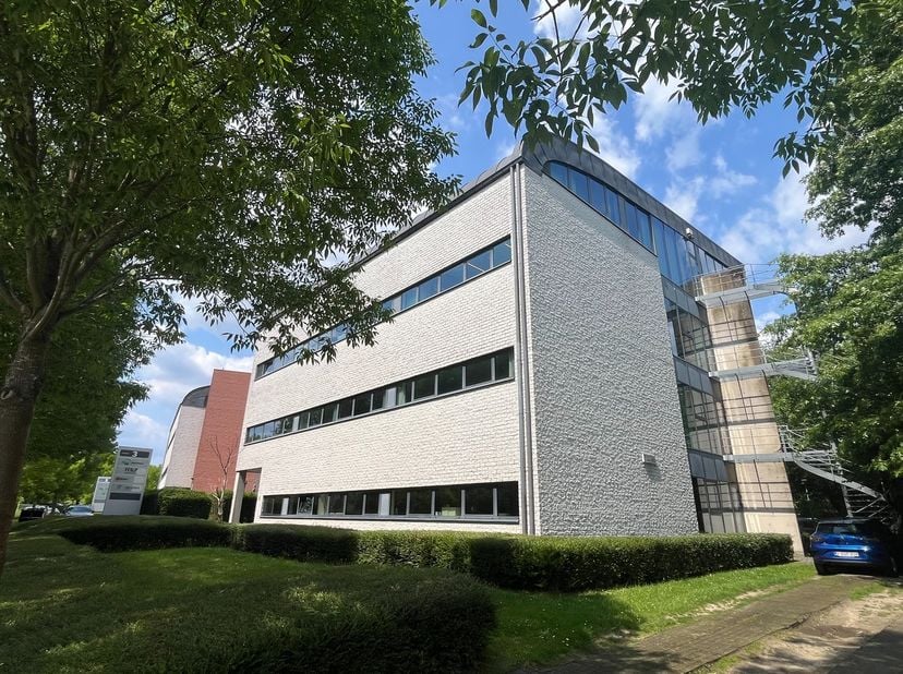 Deze verhuurde gelijkvloerse kantoorruimte van 440m² is gelegen aan de Ilgatlaan 3 in een groene omgeving langs de grote ring te Hasselt ter hoogte va