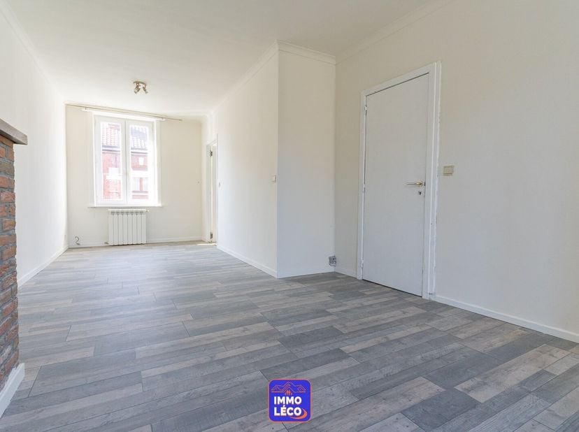 Au REZ : Hall dentrée communs&lt;br /&gt;
Au 1er étage : Séjour lumineux (salon, salle à manger), cuisine semi équipée ouverte, salle de bains composée dune